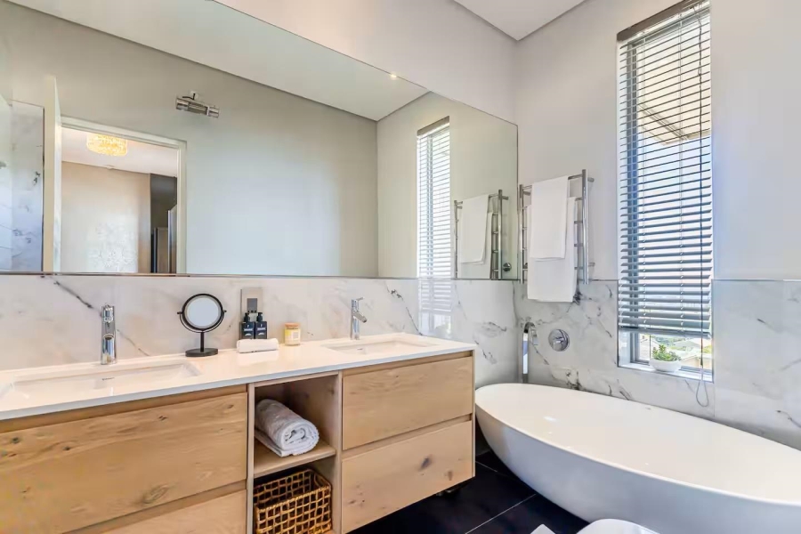 5 Bedroom Property for Sale in Fresnaye Western Cape